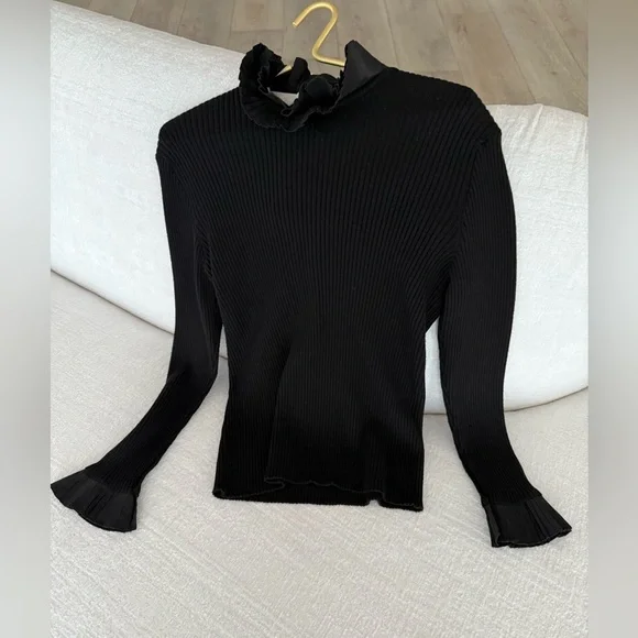 OSCAR DE LA RENTA , Black Ribbed Long Sleeve Top with Pleated Collar and cuffs - Picture 5 of 10